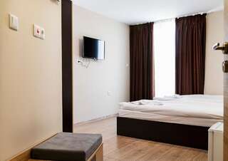 Отель City hotel yambol Ямбол Двухместный номер с 2 отдельными кроватями и террасой-4