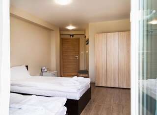 Отель City hotel yambol Ямбол Двухместный номер с 2 отдельными кроватями и террасой-5