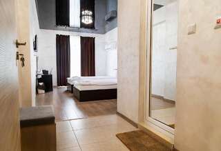 Отель City hotel yambol Ямбол Двухместный номер с 2 отдельными кроватями и балконом-2