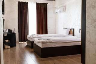 Отель City hotel yambol Ямбол Двухместный номер с 2 отдельными кроватями и балконом-3